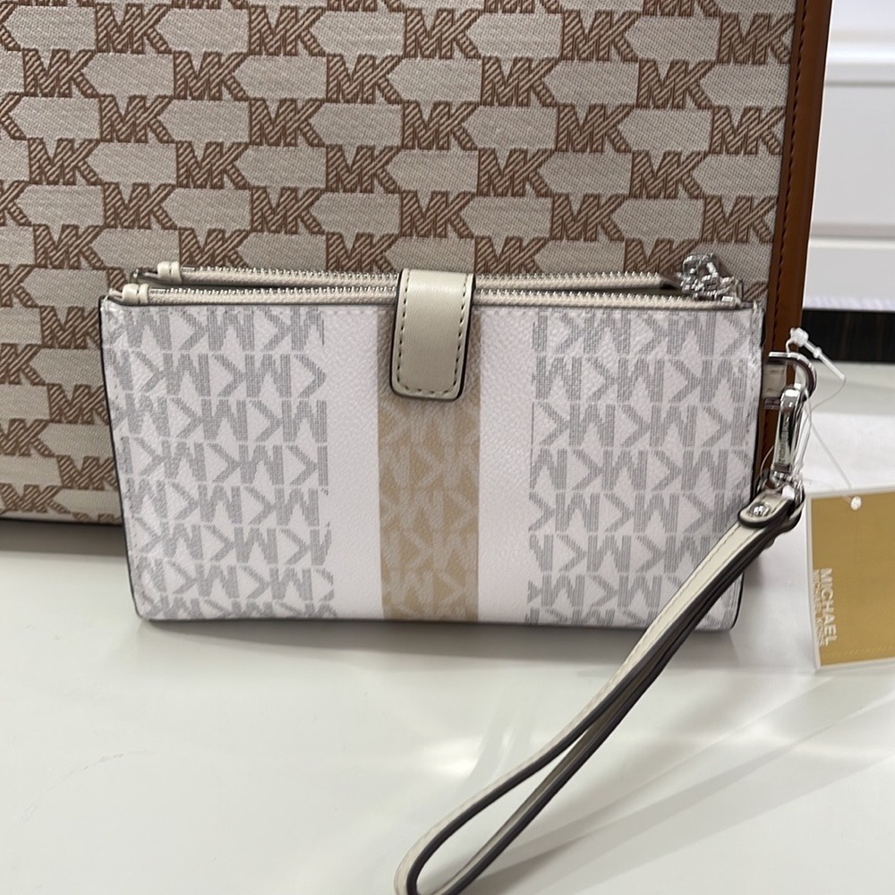 MICHAEL KORS LARGE DOUBLE ZIP WRISTLET
Light Sand Multi - Picture 11 of 16